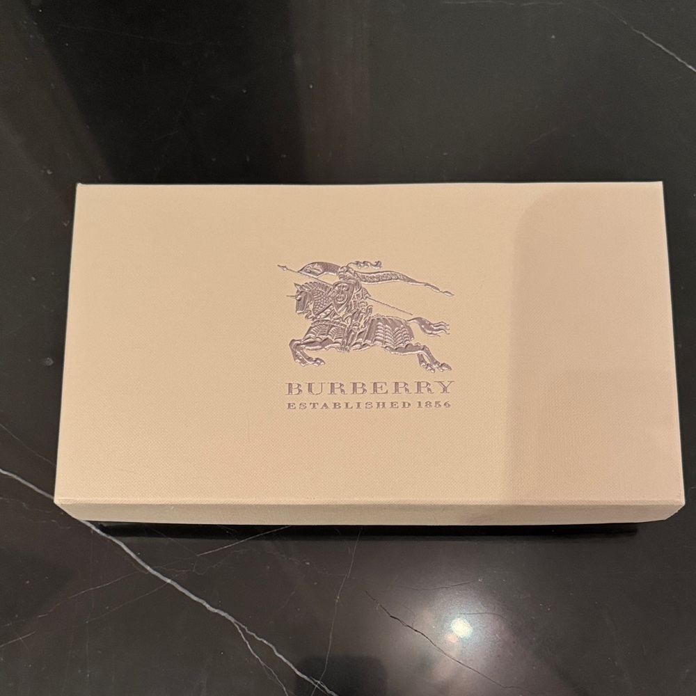 Burberry Grey Leather and patent Leather wallet in pristine condition - Picture 2 of 7